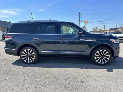 Flight Blue Metallic Clearcoat 2022 Lincoln Navigator Reserve