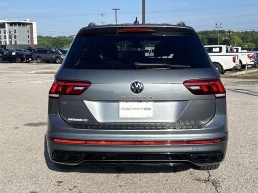 Platinum Gray Metallic 2022 Volkswagen Tiguan 2.0T SE R-Line Black