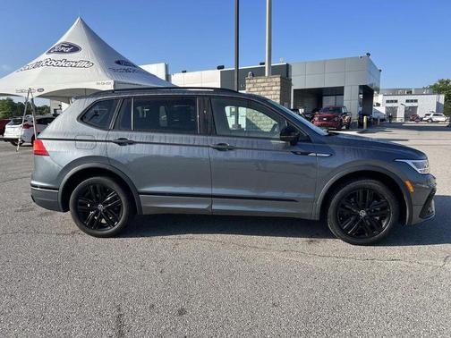 Platinum Gray Metallic 2022 Volkswagen Tiguan 2.0T SE R-Line Black