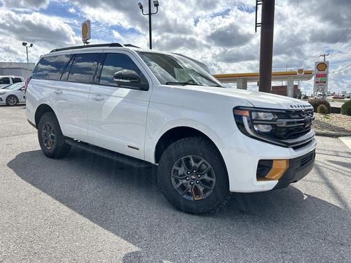Star White Metallic Tri-Coat 2026 Ford Expedition Tremor