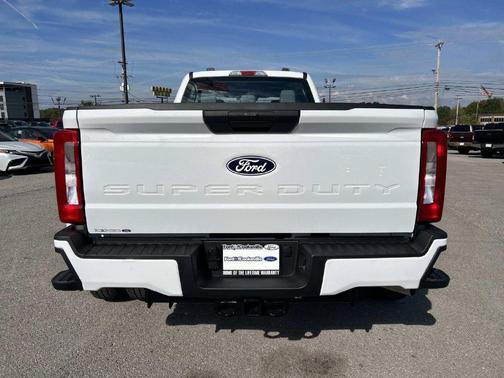 Oxford White 2027 Ford F-350 XL