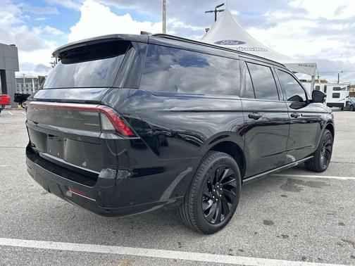 Infinite Black Metallic Clearcoat 2025 Lincoln Navigator Reserve