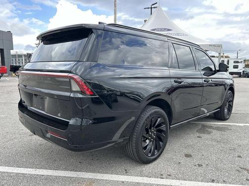 Infinite Black Metallic Clearcoat 2025 Lincoln Navigator Reserve