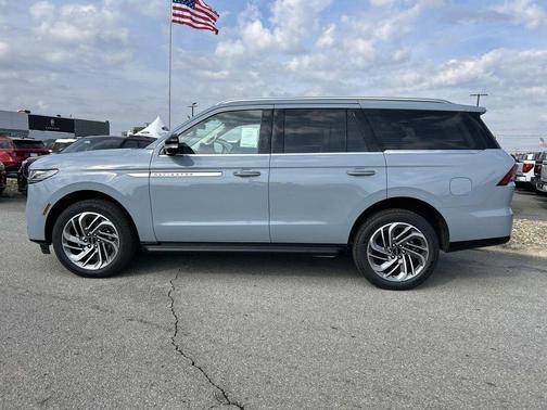 Gray Mist Metallic Tri-Coat 2026 Lincoln Navigator Premiere
