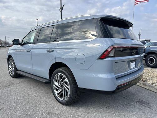 Gray Mist Metallic Tri-Coat 2026 Lincoln Navigator Premiere