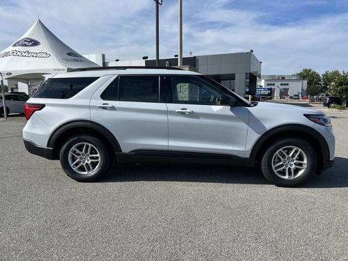 Space White Metallic 2026 Ford Explorer Active