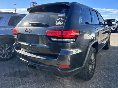 Granite Crystal Metallic Clearcoat 2016 Jeep Grand Cherokee Laredo