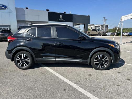 Super Black 2020 Nissan Kicks SR
