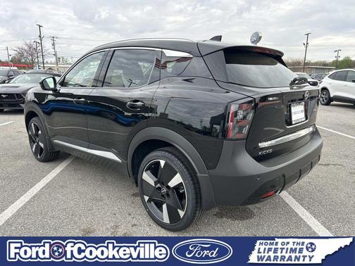 Super Black 2025 Nissan Kicks SR