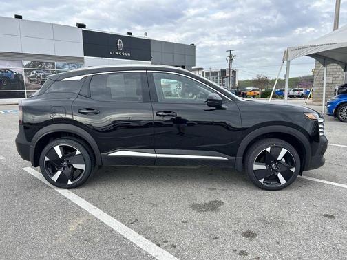 Super Black 2025 Nissan Kicks SR