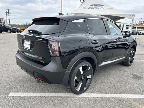 Super Black 2025 Nissan Kicks SR