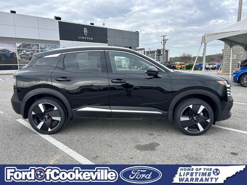 Super Black 2025 Nissan Kicks SR