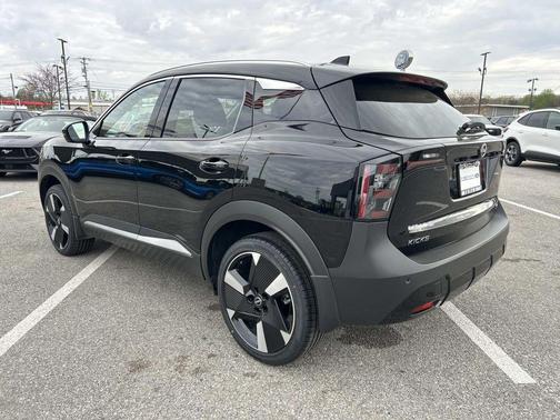 Super Black 2025 Nissan Kicks SR
