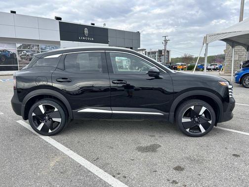 Super Black 2025 Nissan Kicks SR