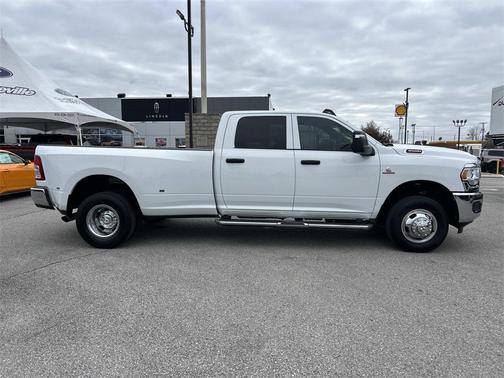 2023 RAM 3500 Tradesman Crew Cab 4x4 8' Box