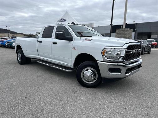 2023 RAM 3500 Tradesman Crew Cab 4x4 8' Box