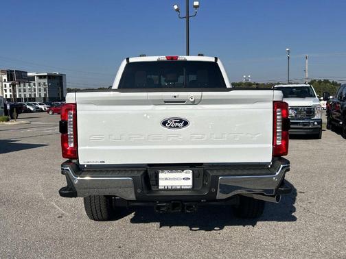 Oxford White 2027 Ford F-250 Lariat