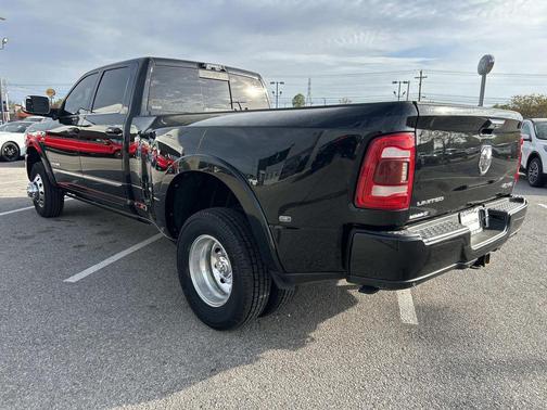 Diamond Black Crystal Pearlcoat 2021 RAM 3500 Limited Crew Cab 4x4 8' Box