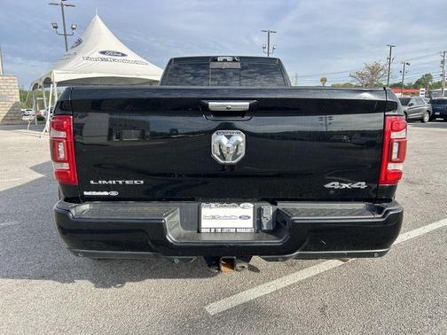 Diamond Black Crystal Pearlcoat 2021 RAM 3500 Limited Crew Cab 4x4 8' Box
