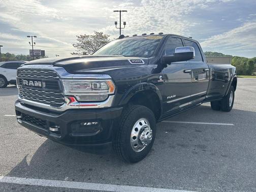 Diamond Black Crystal Pearlcoat 2021 RAM 3500 Limited Crew Cab 4x4 8' Box
