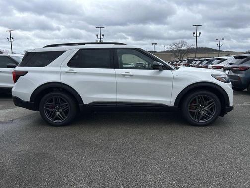 Star White Metallic Tri-Coat 2026 Ford Explorer ST-Line