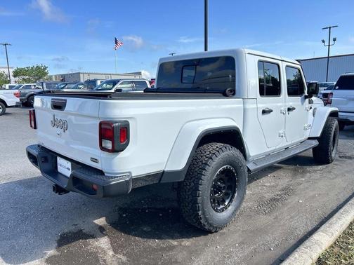 Bright White Clearcoat 2021 Jeep Gladiator Overland