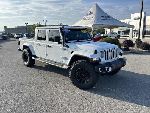 Bright White Clearcoat 2021 Jeep Gladiator Overland