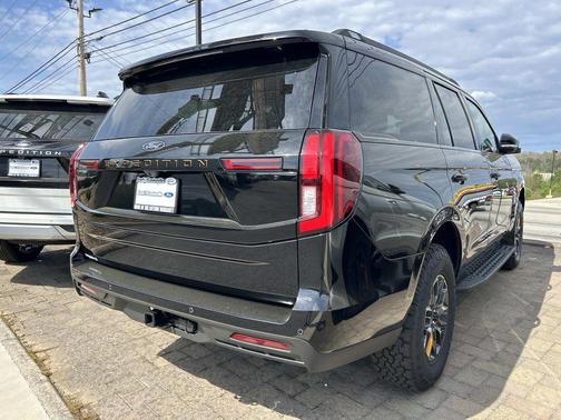 Agate Black Metallic 2026 Ford Expedition Tremor