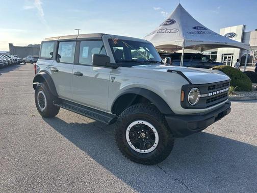 Desert Sand 2026 Ford Bronco Base