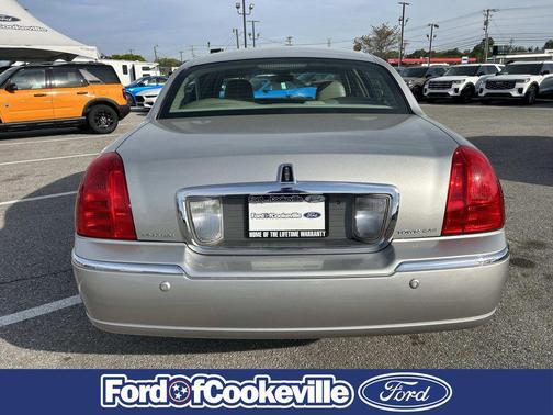 2004 Lincoln Town Car Ultimate