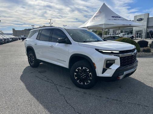 Iridescent Pearl Tricoat 2025 Chevrolet Traverse AWD Z71