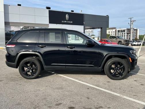 Diamond Black Crystal Pearlcoat 2023 Jeep Grand Cherokee Altitude