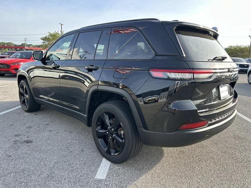 Diamond Black Crystal Pearlcoat 2023 Jeep Grand Cherokee Altitude