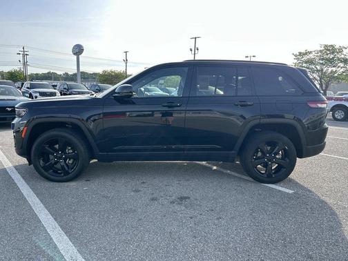 Diamond Black Crystal Pearlcoat 2023 Jeep Grand Cherokee Altitude