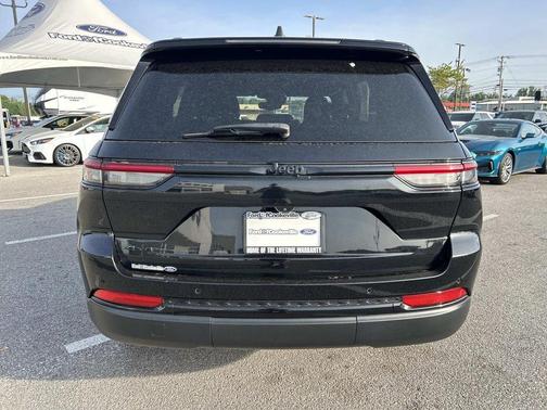 Diamond Black Crystal Pearlcoat 2023 Jeep Grand Cherokee Altitude