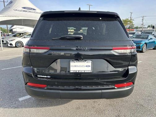 Diamond Black Crystal Pearlcoat 2023 Jeep Grand Cherokee Altitude