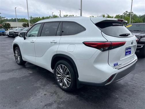 2022 Toyota Highlander Hybrid Platinum