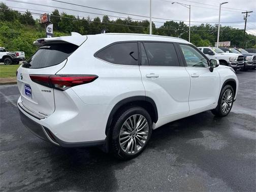 2022 Toyota Highlander Hybrid Platinum