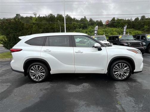 2022 Toyota Highlander Hybrid Platinum