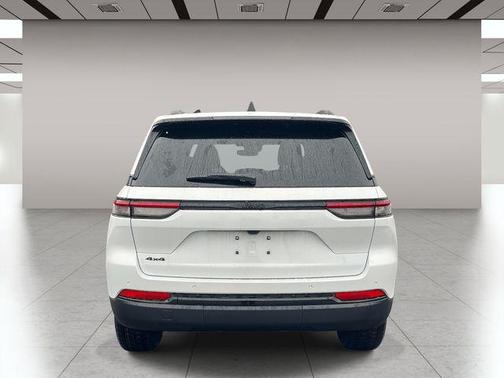Bright White Clearcoat 2025 Jeep Grand Cherokee Altitude