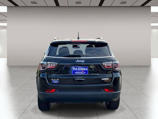Diamond Black Crystal Pearlcoat 2025 Jeep Compass Latitude