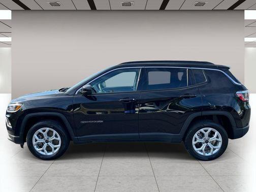 Diamond Black Crystal Pearlcoat 2025 Jeep Compass Latitude