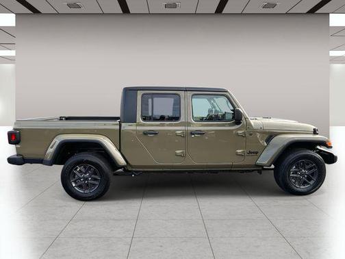 41 2025 Jeep Gladiator Sport S
