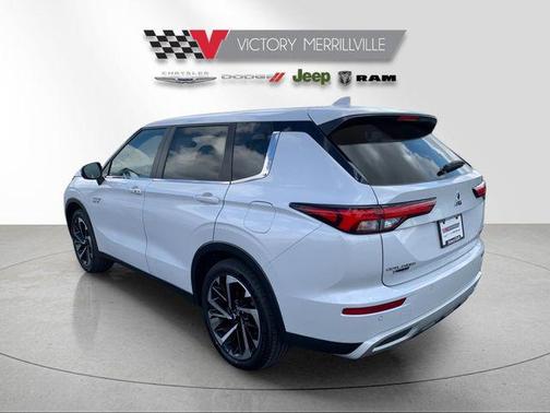 White Diamond/Black Roof 2024 Mitsubishi Outlander SE S-AWC