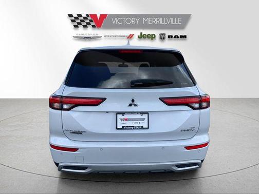 White Diamond/Black Roof 2024 Mitsubishi Outlander SE S-AWC