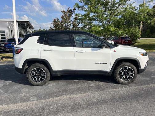 Bright White Clearcoat 2025 Jeep Compass Trailhawk