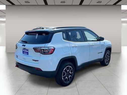 Bright White Clearcoat 2025 Jeep Compass Trailhawk