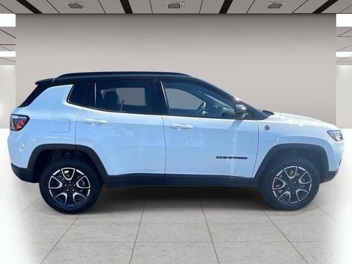 Bright White Clearcoat 2025 Jeep Compass Trailhawk