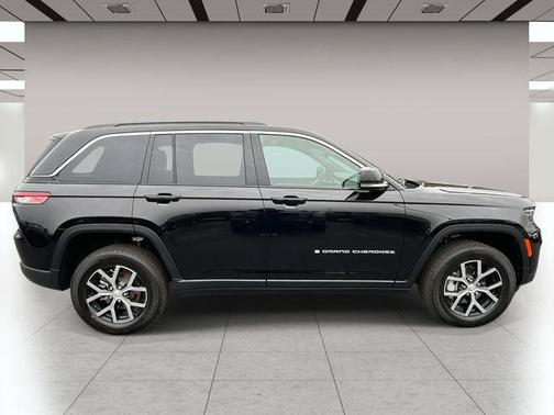 Diamond Black Crystal Pearlcoat 2025 Jeep Grand Cherokee Limited