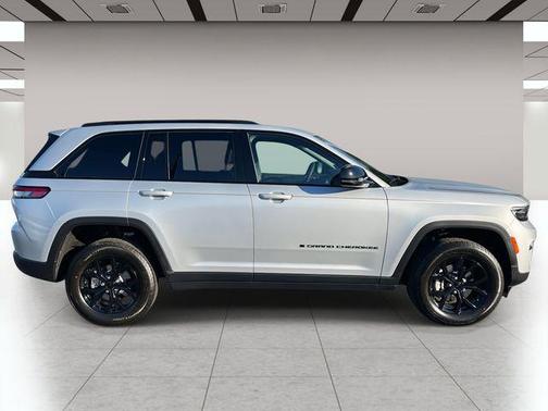Silver Zynith 2025 Jeep Grand Cherokee Altitude
